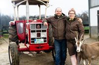 Kathy, 39, und Sven, 40, auf dem Solinger Biobauernhof_Portrait mit Ziege und Traktor (3)